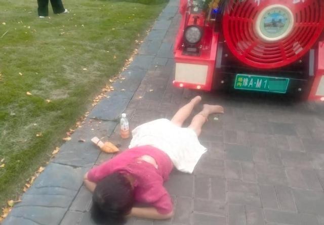 “太让人揪心了！”河南郑州，一对夫妻原本只是趁着假期到公园散散步，谁知妻子沿着绿