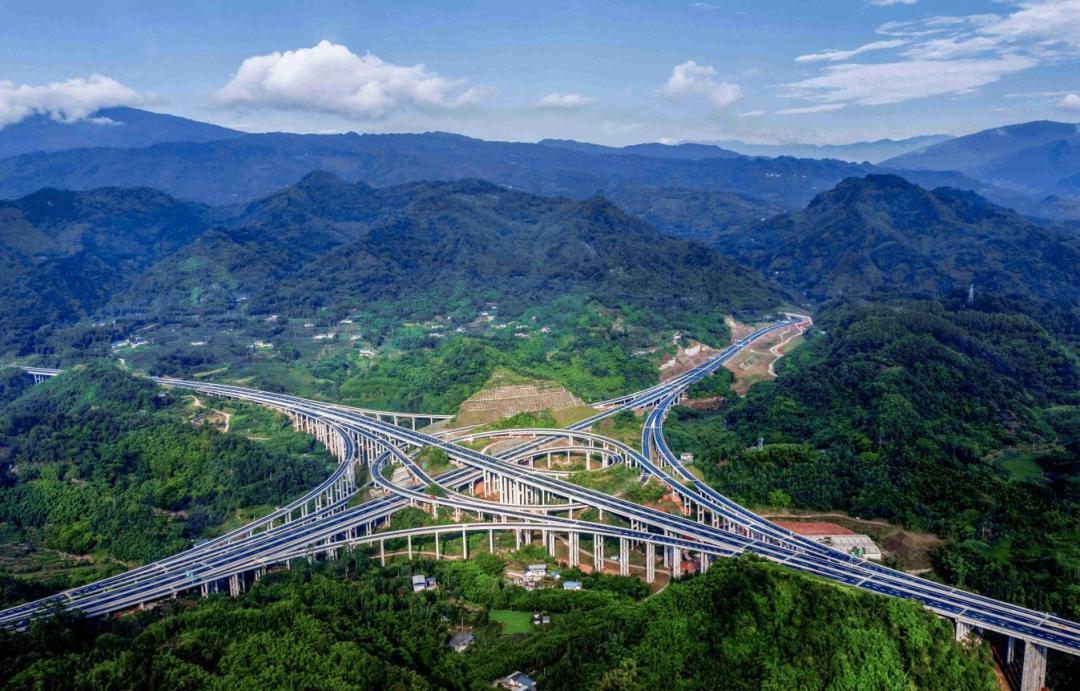 成绵扩容新线刚通车就遭遇限速“急刹车”，原本按120公里设计时速修建的宽阔路面，