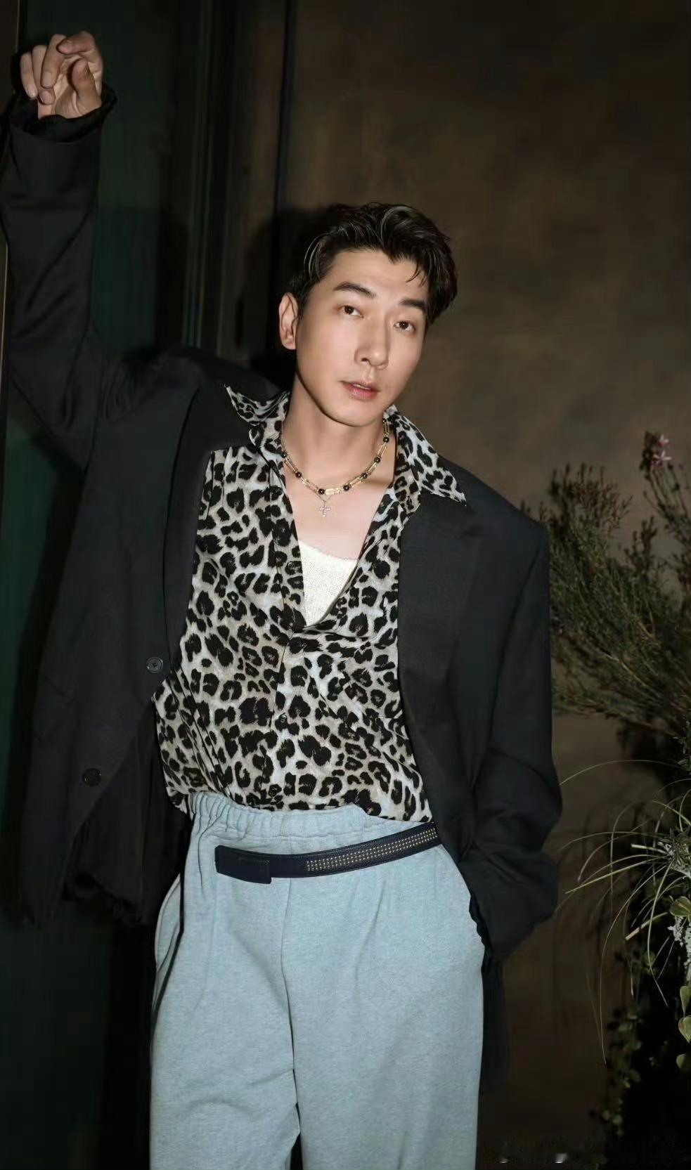 看张亮穿搭太养眼！基础款在他身上也能焕发光彩，优越身材加熟男气质，无论是潮流风还