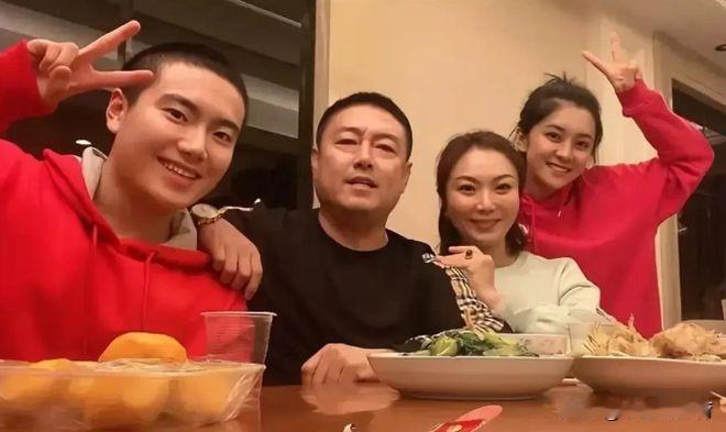 真的少见这么明事理的长辈！
梁靖崑父母，一点都不偏袒自家孩子。
 
奚美丽当初放