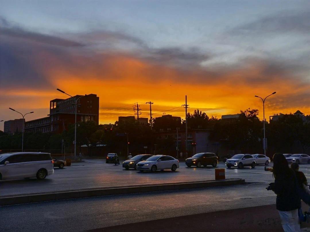 #秋日生活打卡记# 
如果你赶不上凌晨五点的日出，你不妨看看傍晚六点的夕阳。