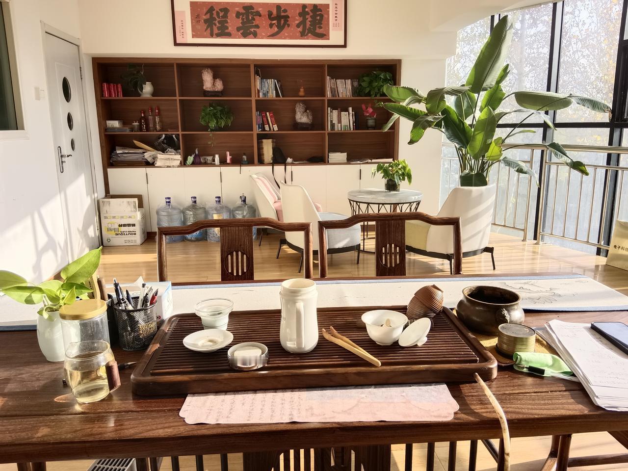 办公室里阳光明媚，满满幸福的味道。煮茶，读书，论道，不问世事——卜之丁工作日记