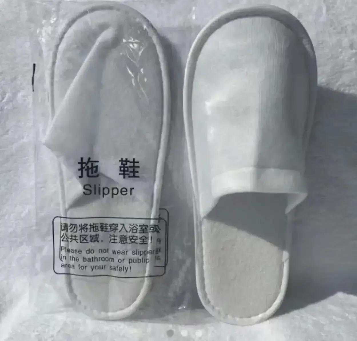 大妈住酒店，穿一次性拖鞋进浴室，结果不慎滑倒，还将自己价值不菲的玉镯撞碎了，这大