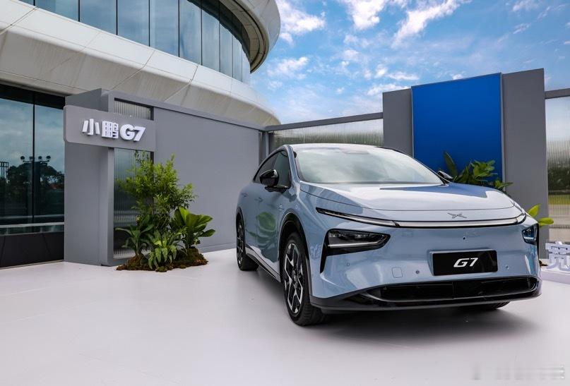 作为2025年小鹏汽车首款全新车型，小鹏G7定位AI智能家庭SUV，推出Max和