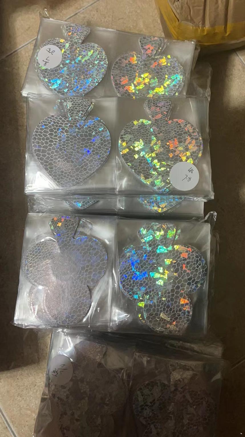 因为这个乳贴给大家定做的是幻彩的，基本上跟人设很像的～是我找工厂定制的。都是幻彩