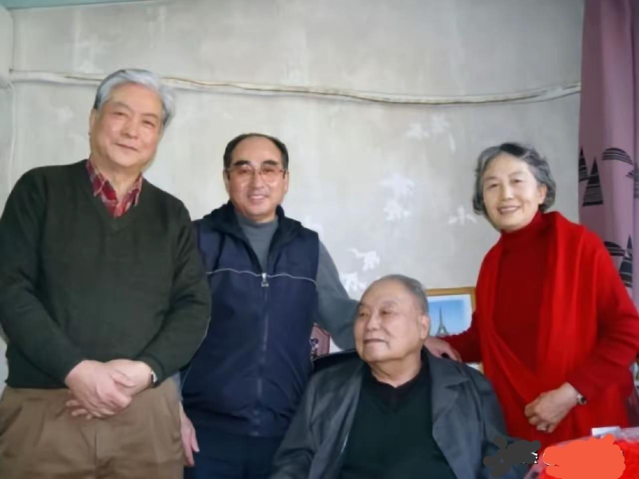 那年，国家体委原主任、著名乒乓国手庄则栋与毛主席原秘书张玉凤夫妇，专程来到家里看