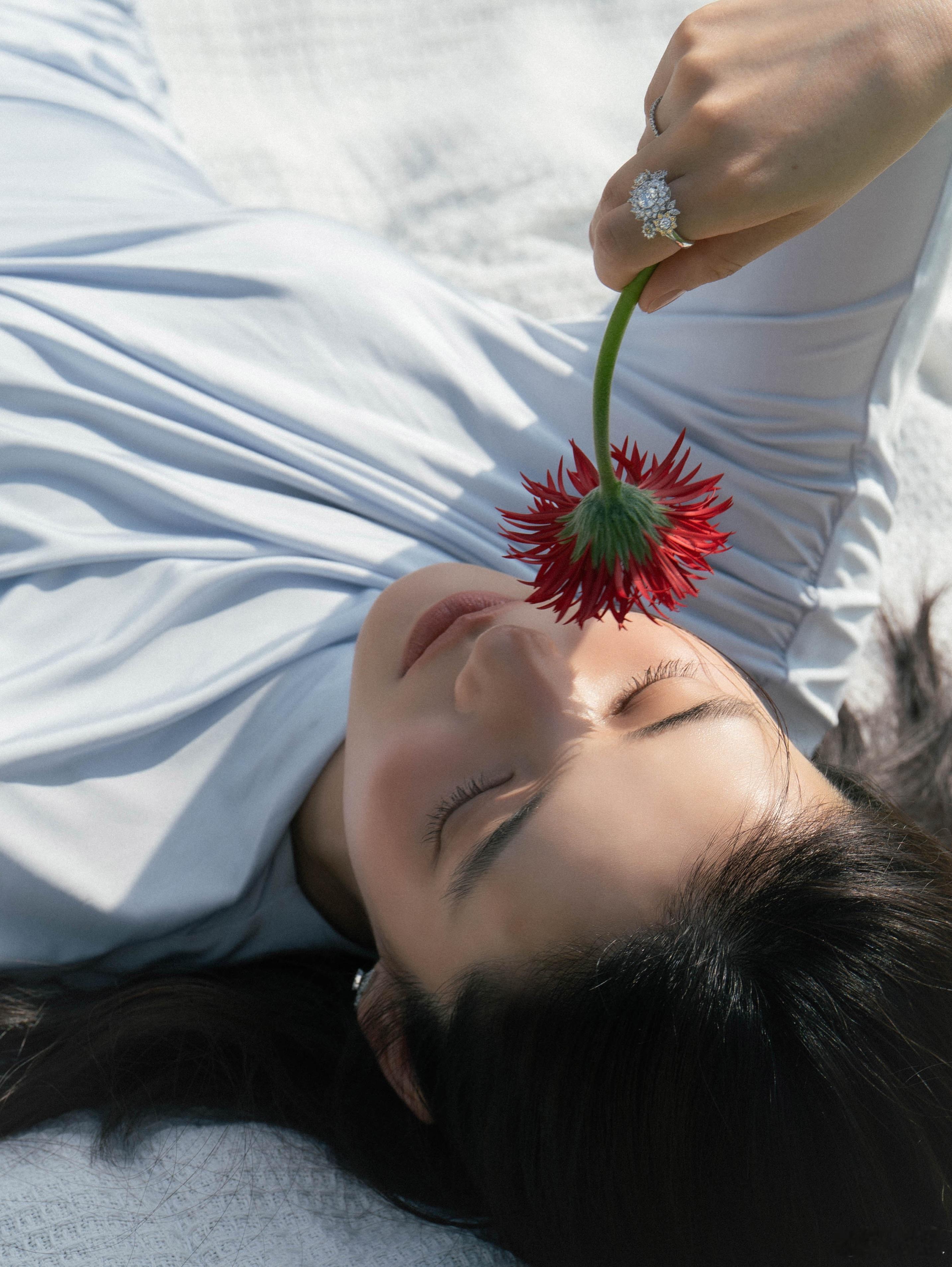此刻的金泰梨，是童话世界的主角。💐🧚♀️💛 