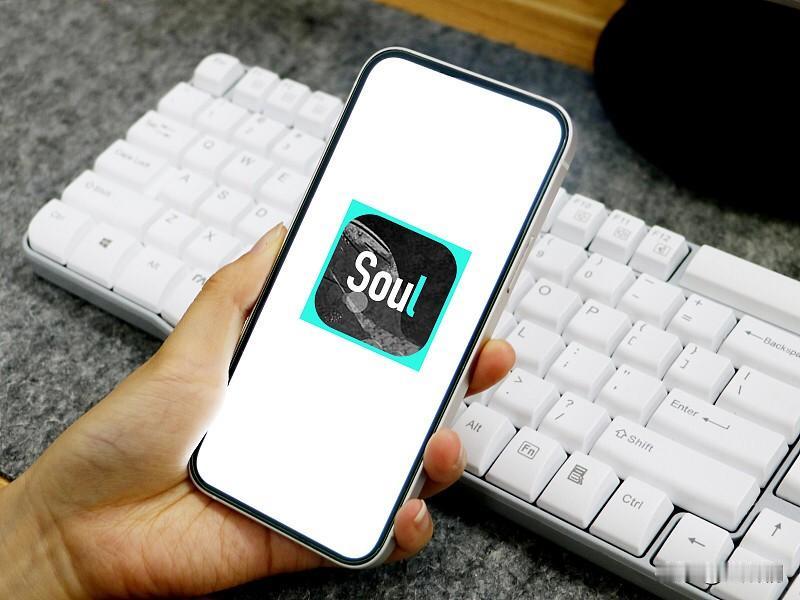 Soul这次推出的AI聊天助理，可太懂社恐人的难处了。
之前在上面找同好，敲半天