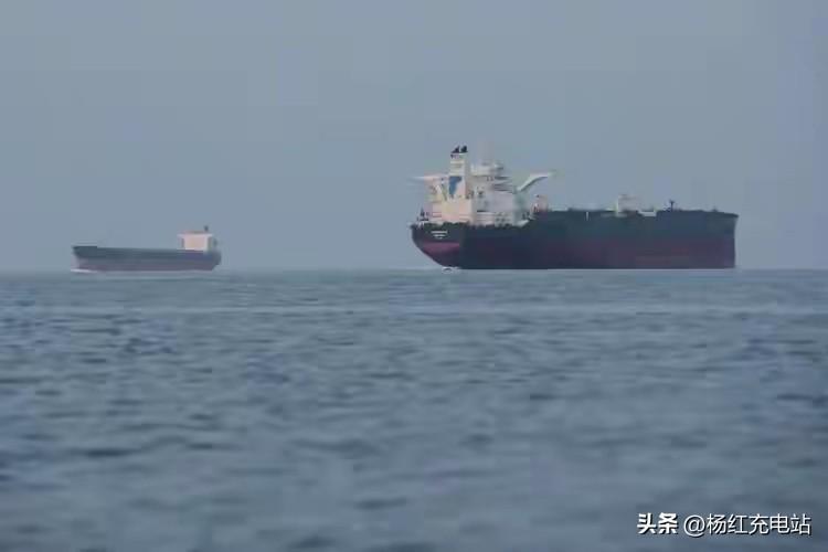 狠狠打脸美军！伊朗C802导弹击穿10万吨巨轮，林肯号全程旁观不敢拦
 
就在美