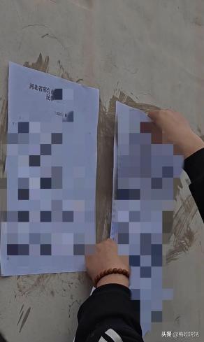 河北邢台，大过年的，一男子开着一辆礼炮车，在一个姑娘家门口哐哐放炮，还拿个大喇叭