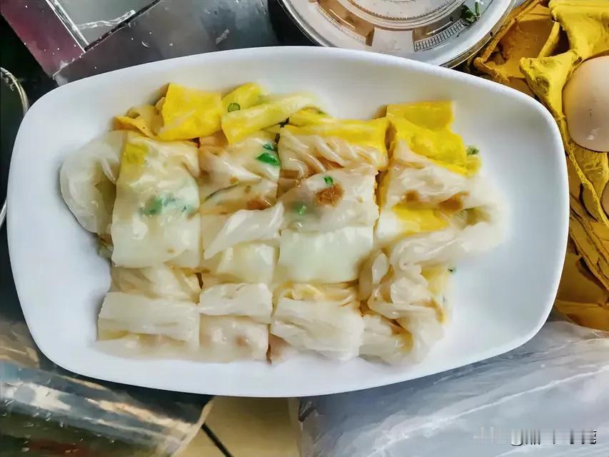 我来广东16年了
不知道为什么
肠粉这种广东早餐
永远吃不腻
从最初的2元、3元