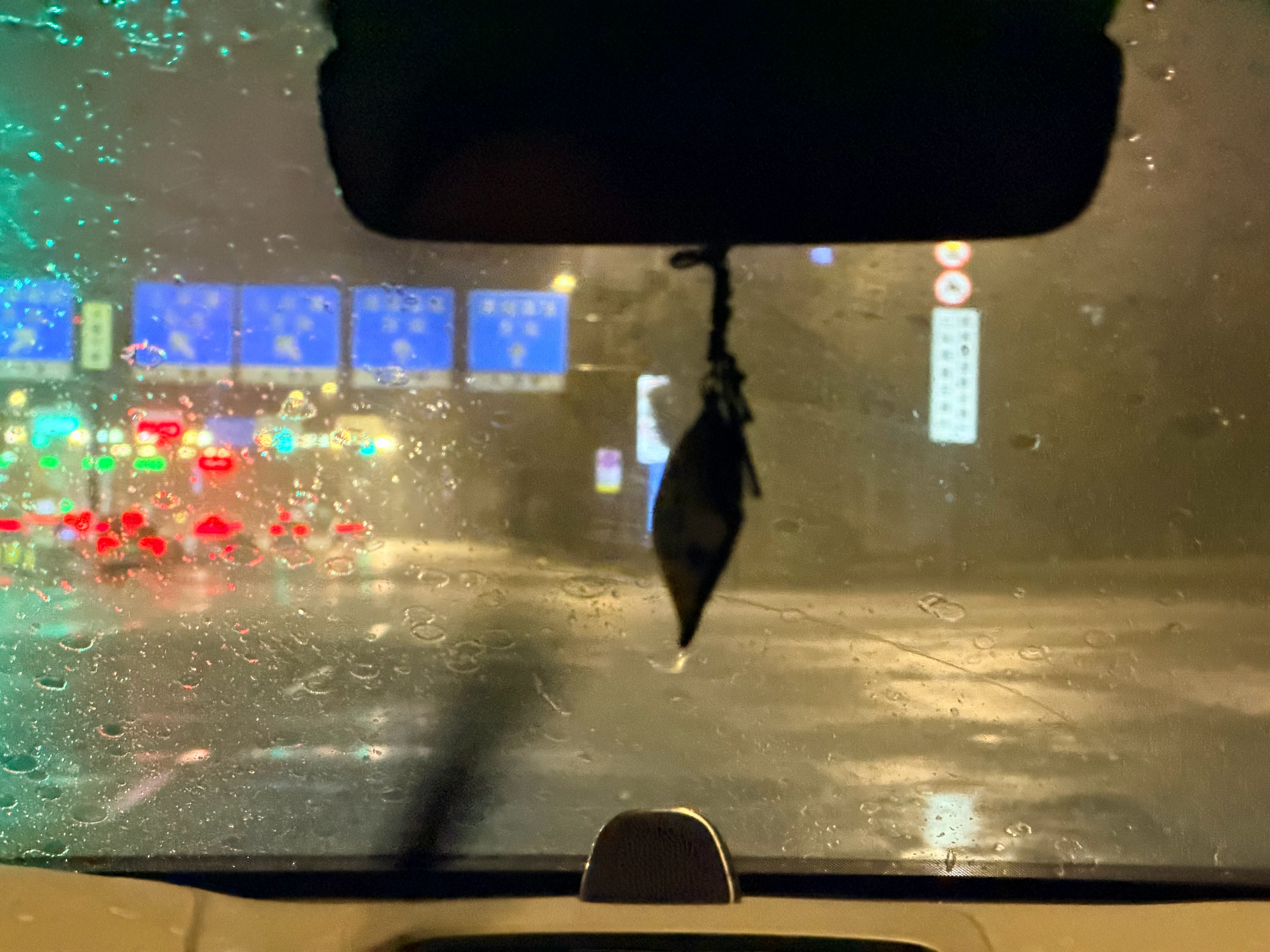 成都这会儿突然暴雨，的极氪7x 自己打开了雨夜模式。这点真得夸一夸国产的汽车品牌