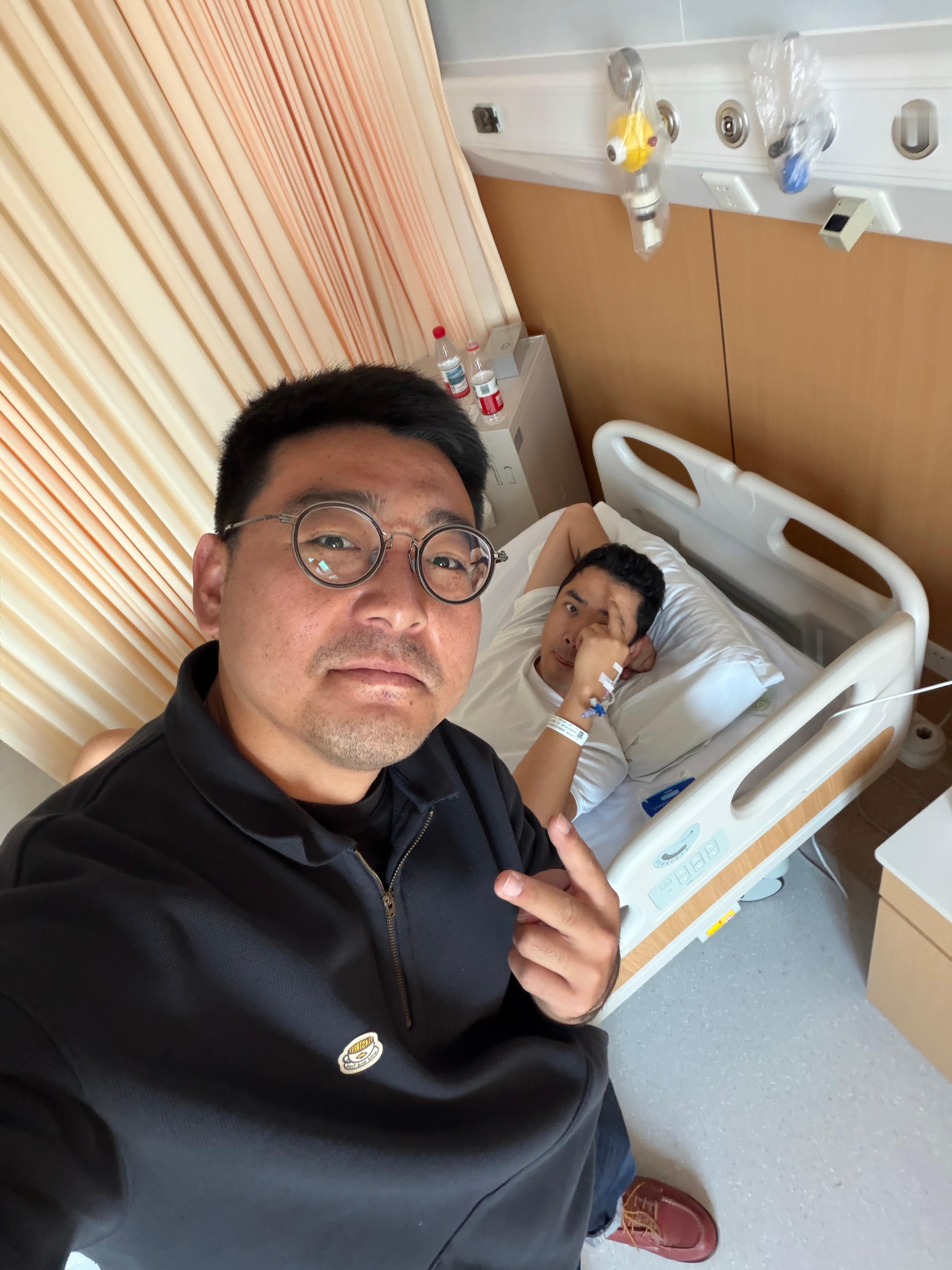 本来看见张哥小刀拉屁股心里挺不是滋味的但是看他穿个小裙儿还挺妩媚，心里舒服多了[