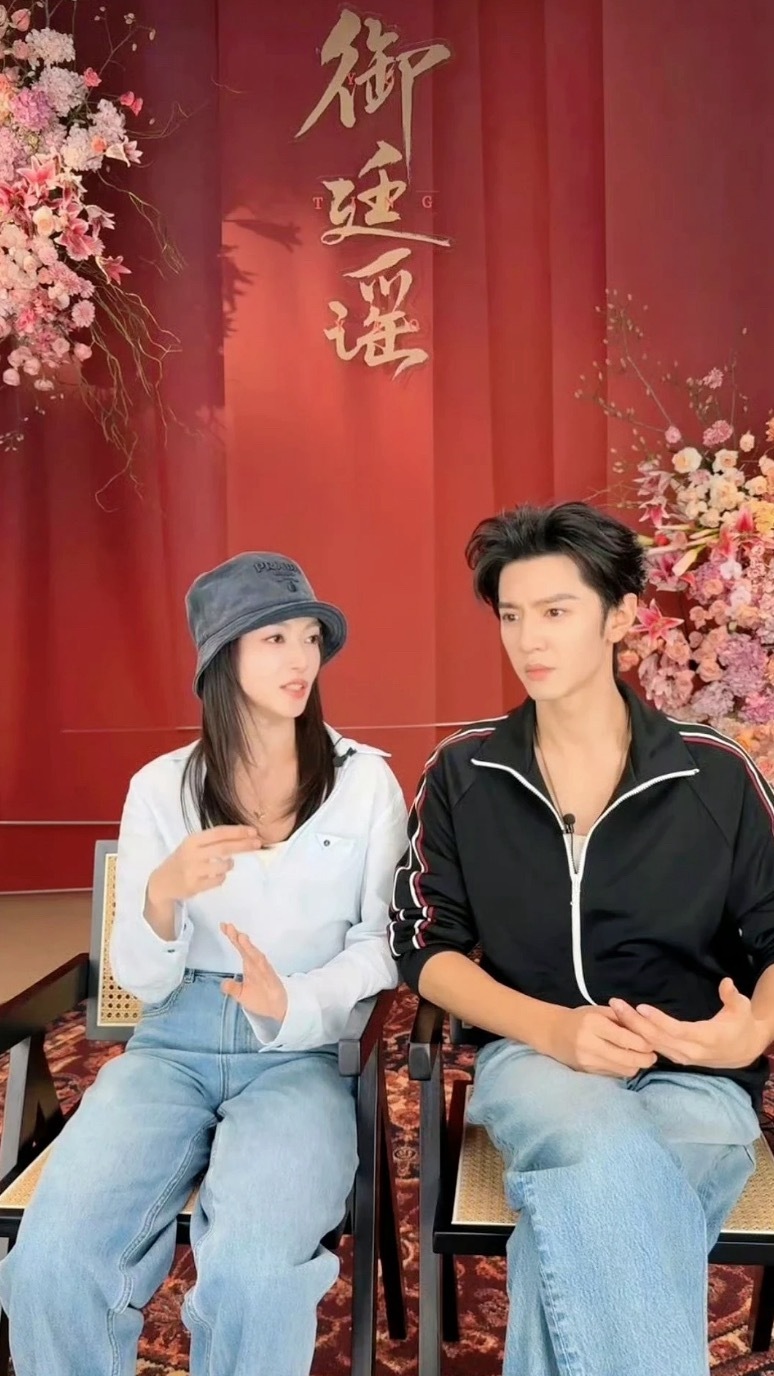 御廷谣直播两位坐姿真的笑到我了猝不及防的直播，两位主演啥也没准备好，而且关注点一