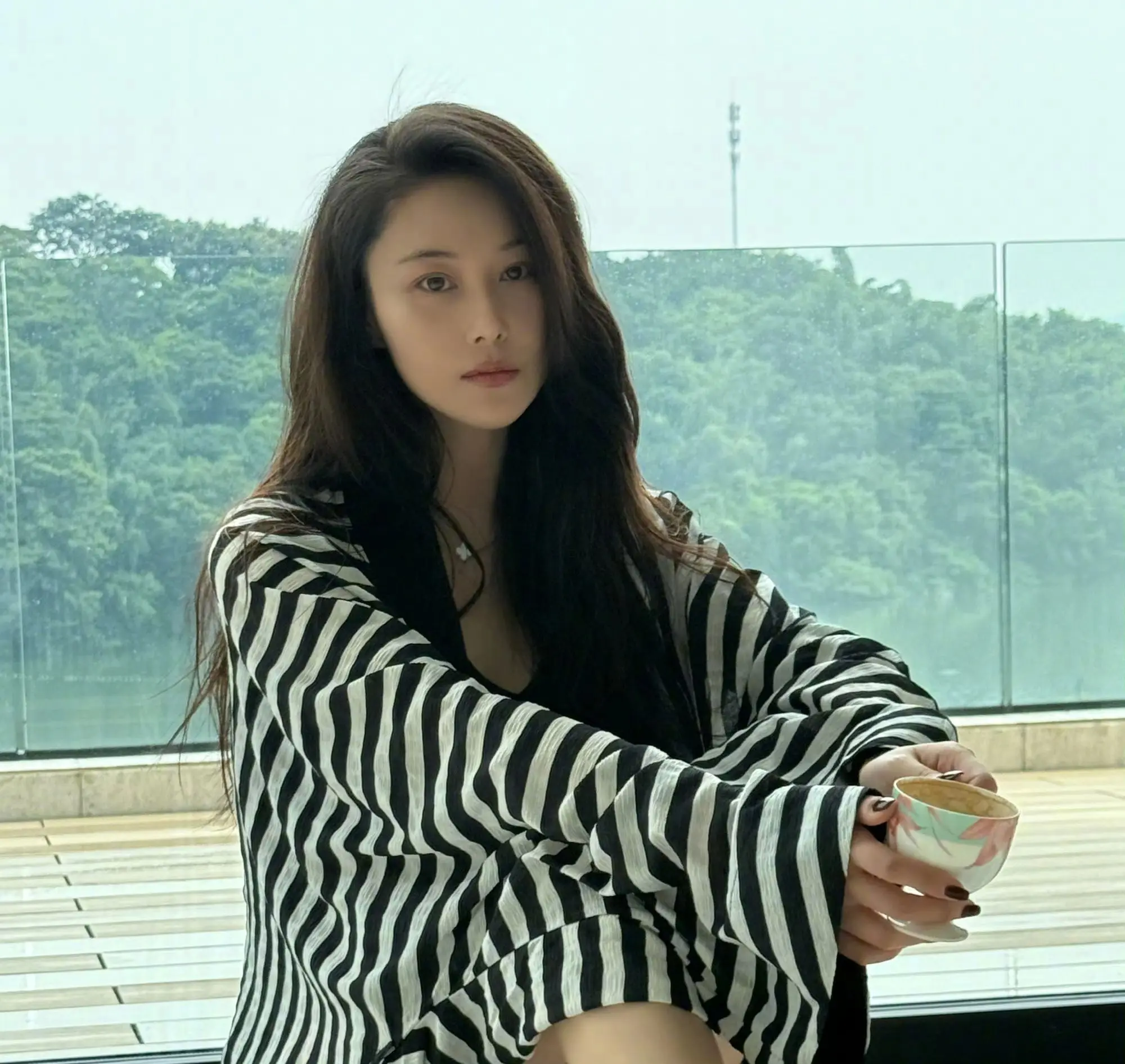 张馨予｜慵懒风。闺蜜拍的真好看，以后多拍😍