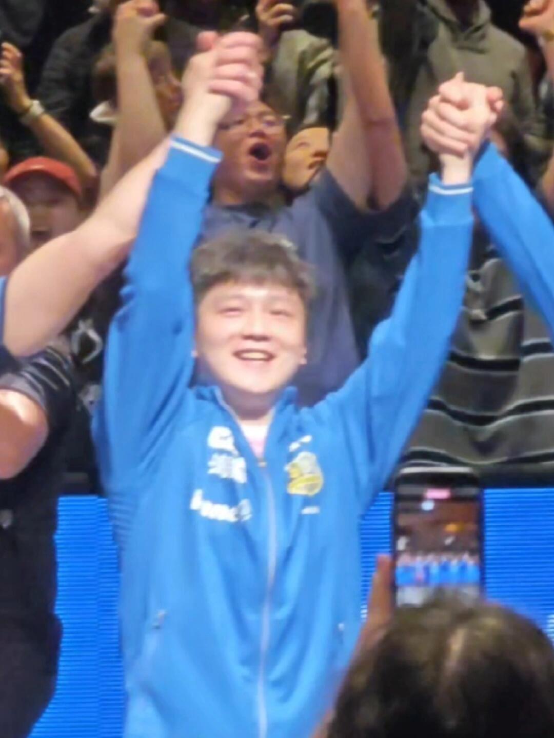 樊振东和小弗队长，两个人也太好磕了！
队长太开心了，欧冠首秀就大获全胜，值得祝贺