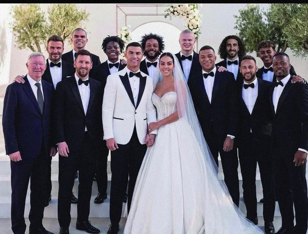 假如C罗举办世纪婚礼，宾客会请谁？
一、核心至亲圈层
1. 家族亲人
母亲多洛蕾