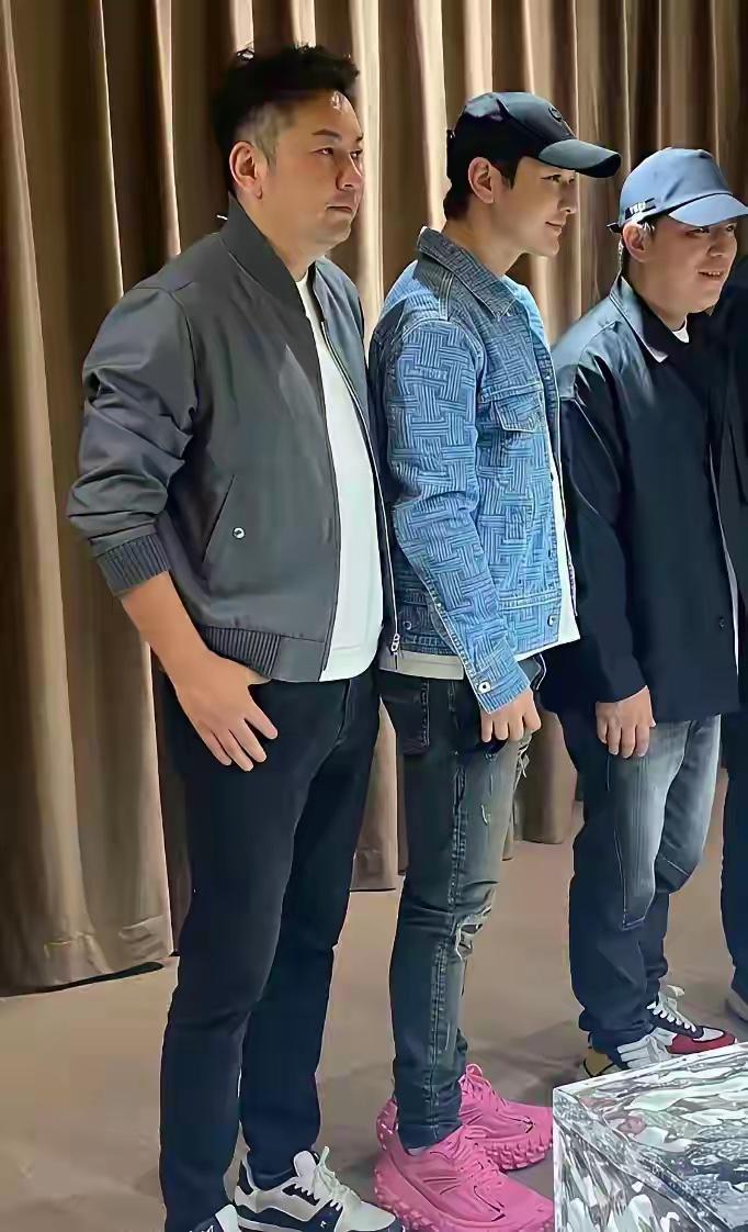 黄晓明这鞋底得有8厘米的厚度吧，而且还是大粉色的。

搭配太辣眼，这类老爹鞋风格