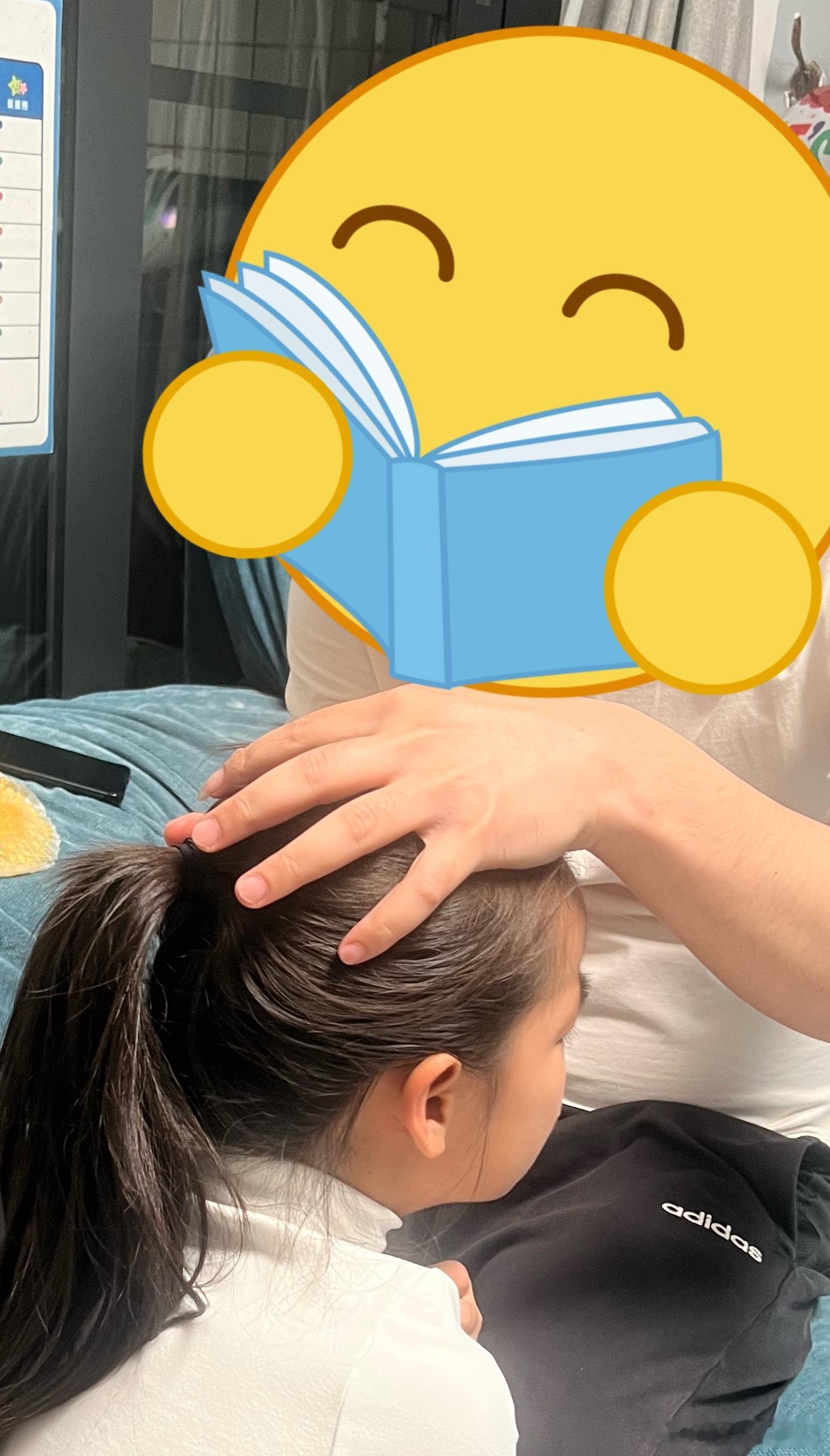 前晚米米下楼玩，因为戴了个发箍在楼下玩被人撞到了刮了一条痕进去前额那个位置皮外伤