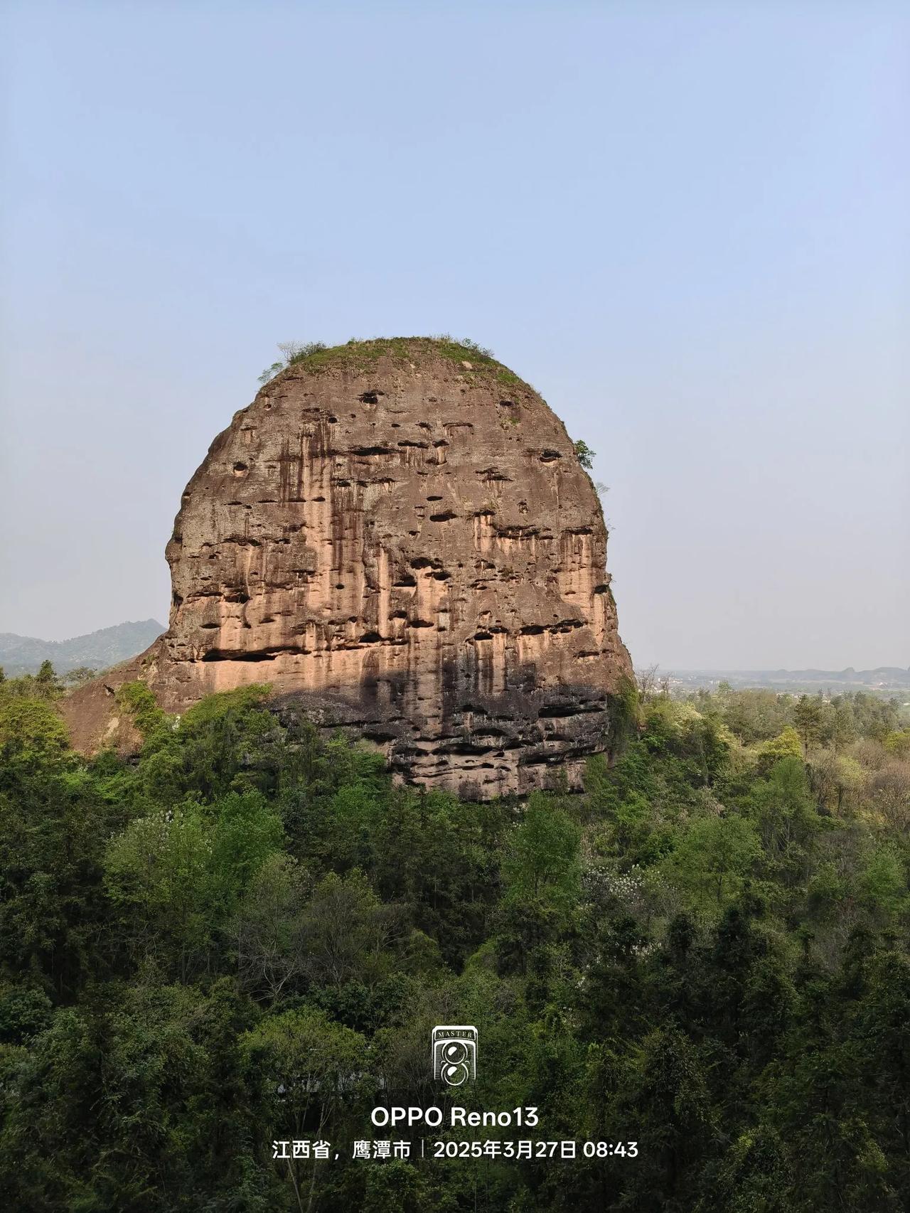 且听龙吟-虎啸
——游江西龙虎山有感

座座山峦成石菇
身身红妆隐神器
奇山水影