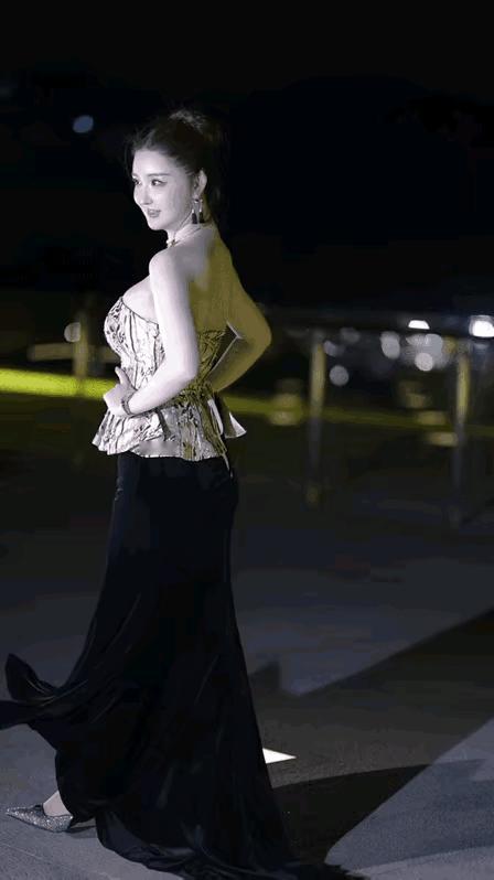 她应感恩她的父母，传给她如此好的基因。
外在美，靠内在秀支撑，这种美才亮整，才靠