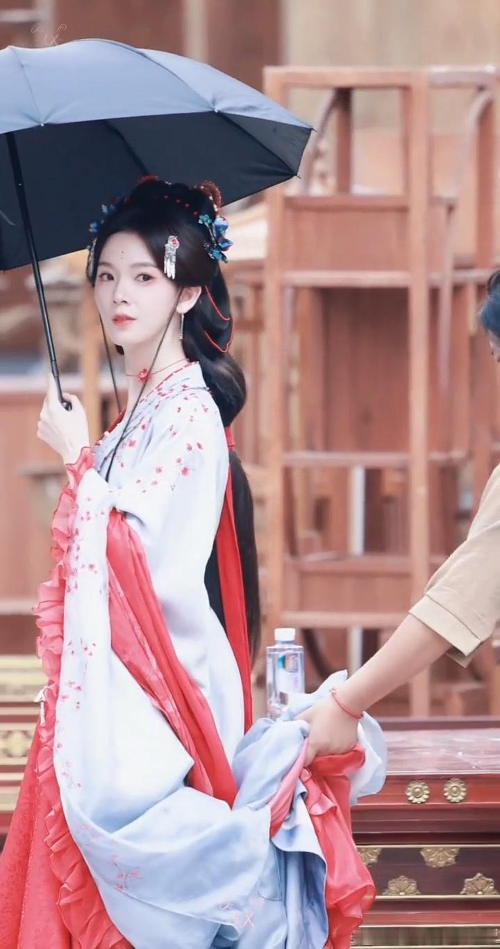 素净一张脸🥺芙蓉不及美人妆陈瑶红梅花造型
