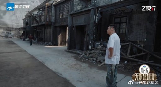 吴镇宇不用演就入戏了 置身战争戏现场，吴镇宇看着逼真的场景，一句“同胞若在此遭遇