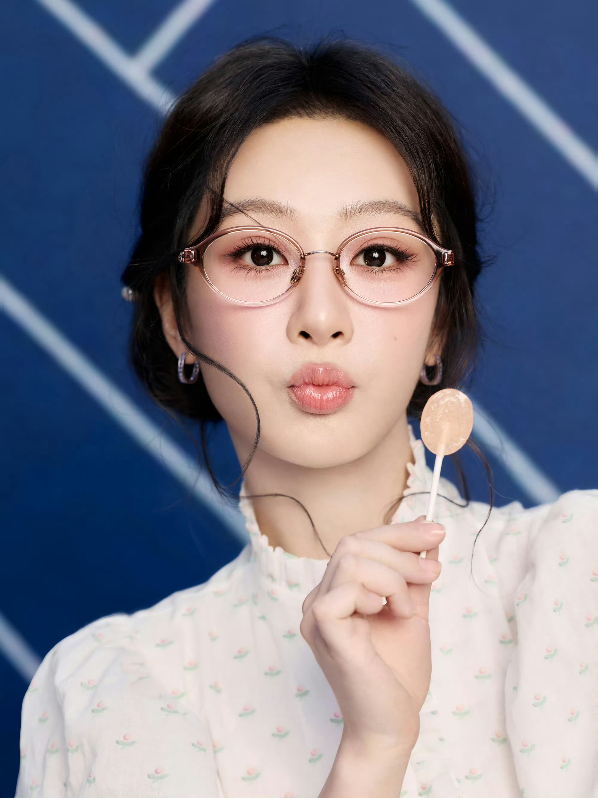 邵闯拍的鬼马少女杨紫杨紫温柔风鬼马少女不得不说邵闯拍的有两下子是温柔风鬼马少女 