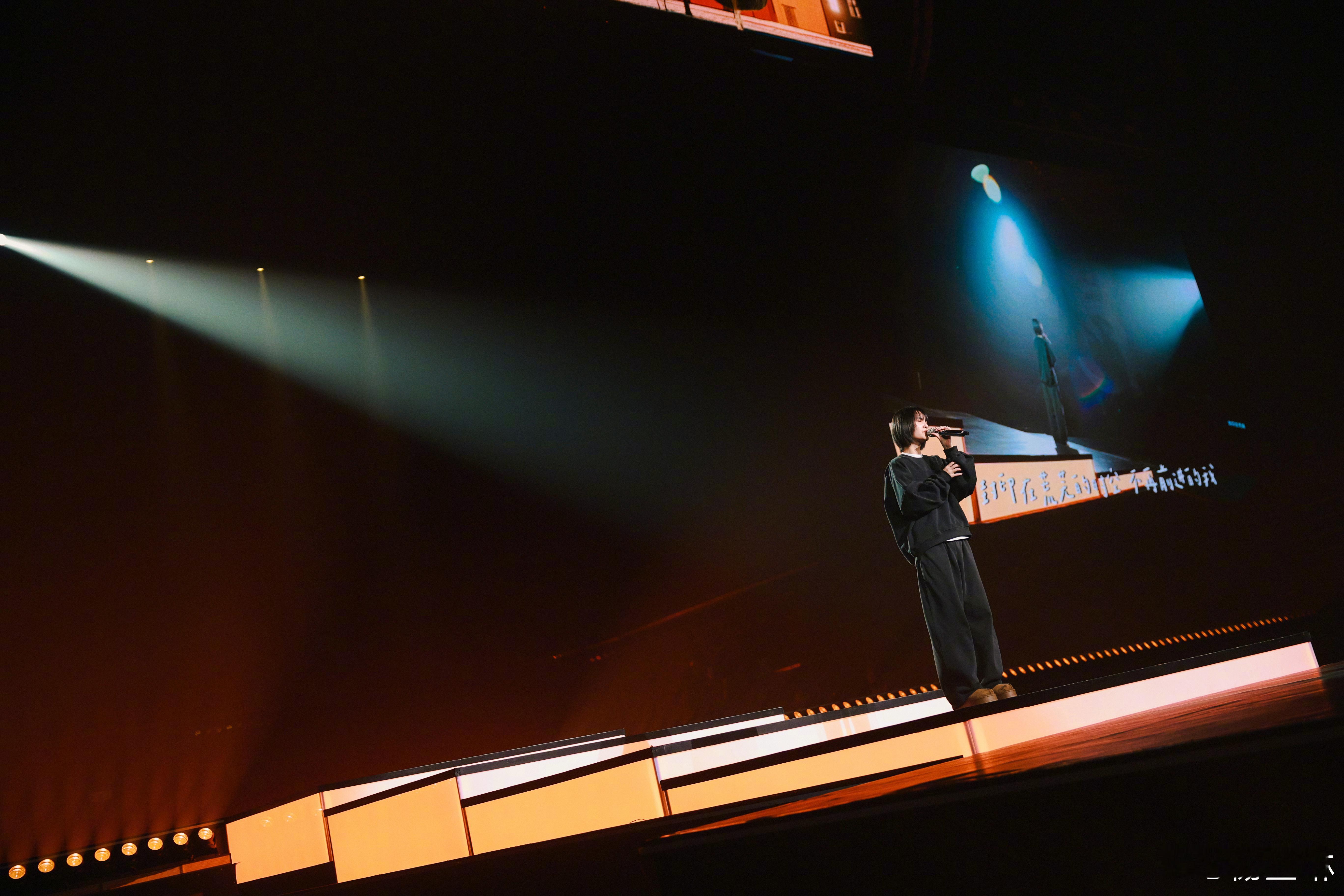 彩排照片大屏幕歌词泄出杨丞琳明天「房间里的大象」绍兴站会唱徐佳莹的〈绿洲〉，这首