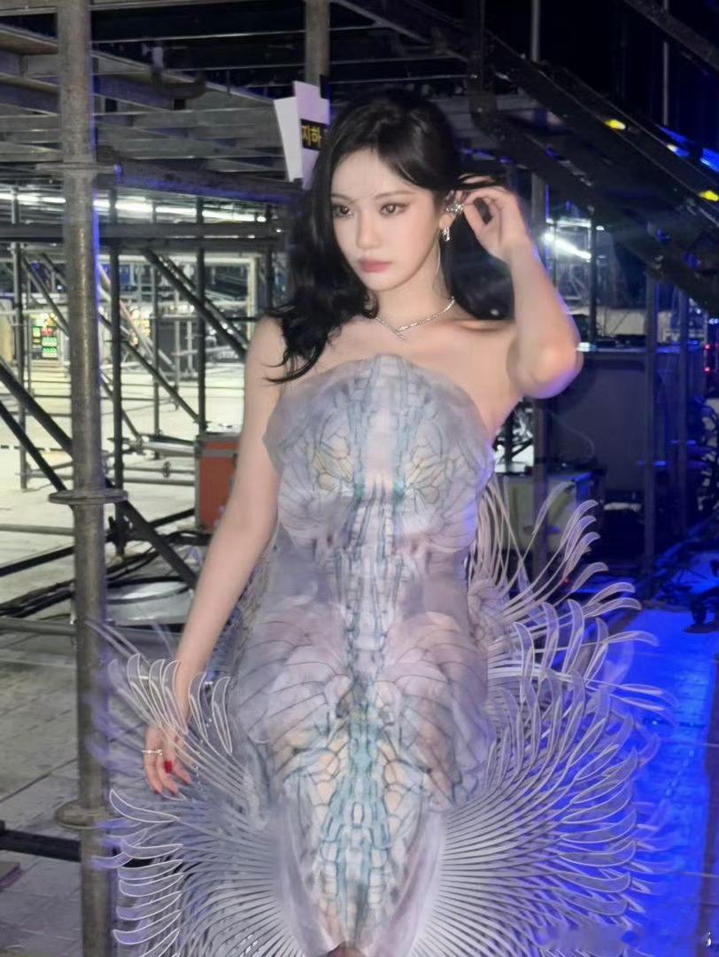 宁艺卓solo第二套高定好漂亮 好复杂的裙子 一看就很贵很高定 