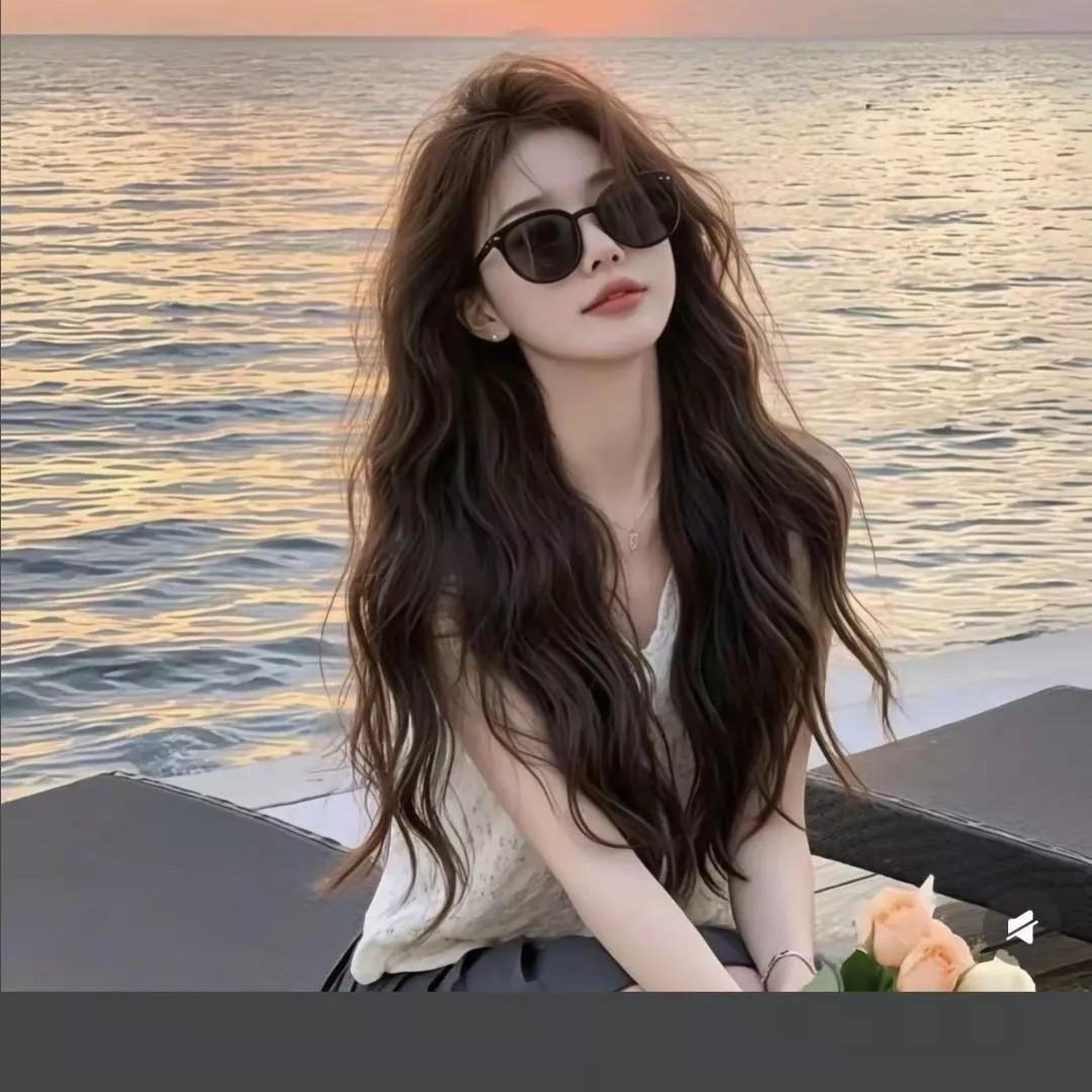 海风轻拂，温柔的海边时光。海边温柔女孩 海边度假感 晚间的海风很美 海边踏浪漫步