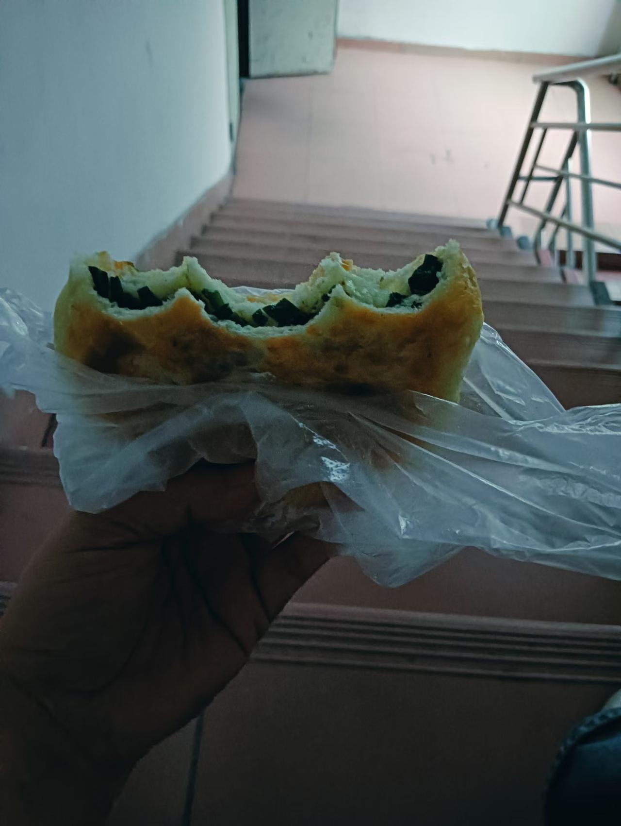 出门在外天上不会掉馅饼，只会掉陷阱，出门在外只为了挣钱。不要贪小便宜吃大亏。只有