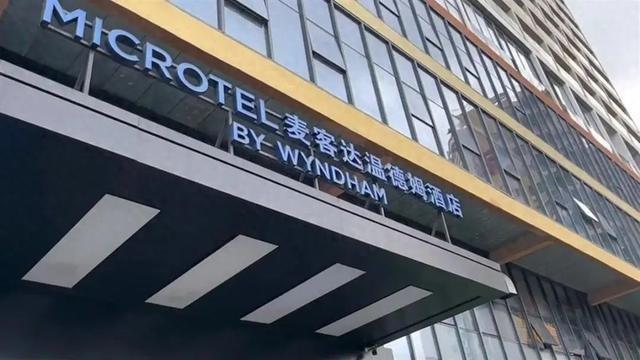 “太猥琐了！”三亚，男子入住酒店，脱光了正准备洗澡，却发现花洒上面竟有一个摄像头