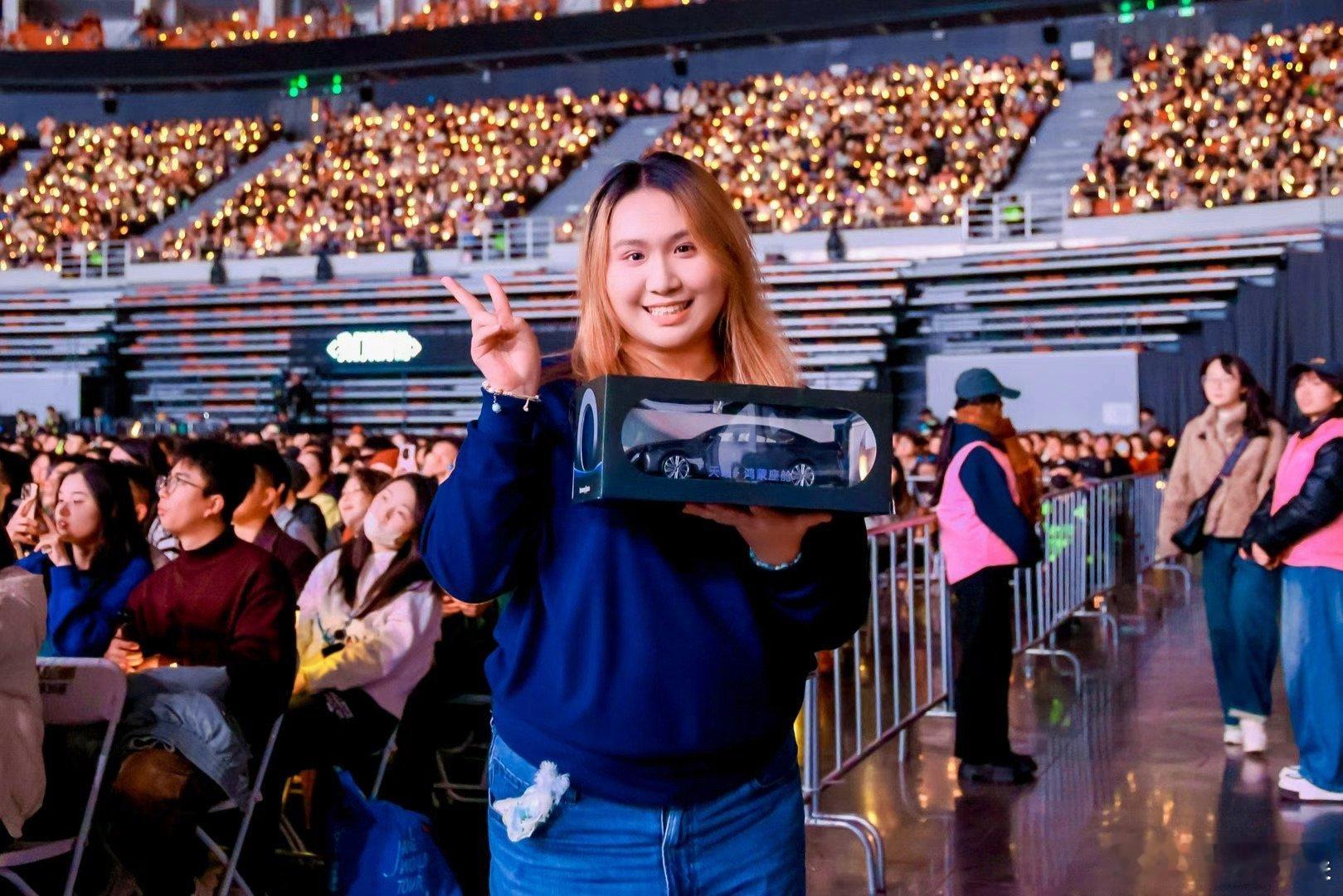 张靓颖演唱会现场送车说真的，这次跨年最让我羡慕的不是抢到票去看张靓颖，而是那个同