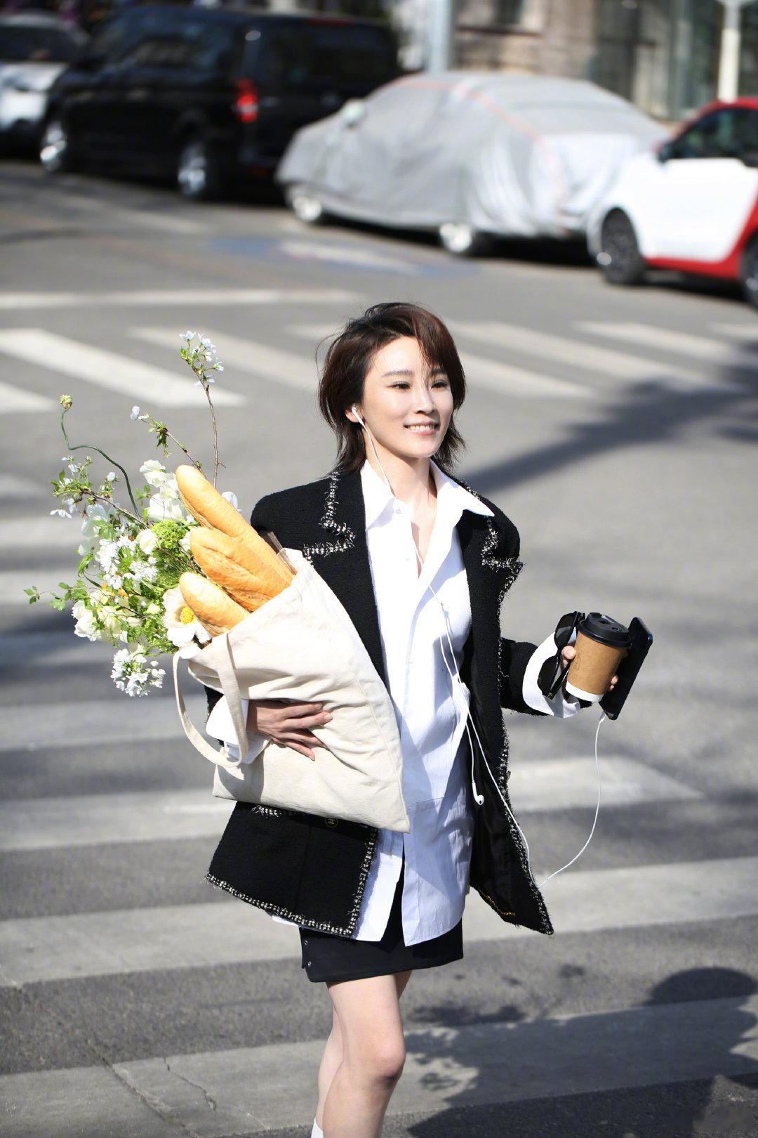 谢楠从鞋里拿出拉票小抄谁被谢楠笑到了！乘风舞台上从鞋子里摸出鼠来宝拉票小抄，又机