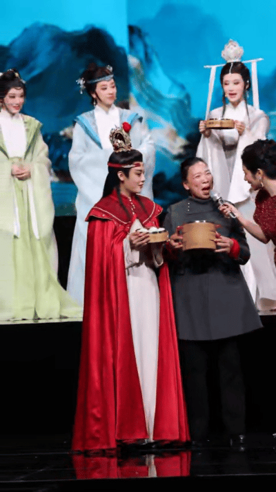 老一辈的追星方式果然淳朴浙江卫视越剧春晚服了服了！老一辈的追星方式真的太戳人！别