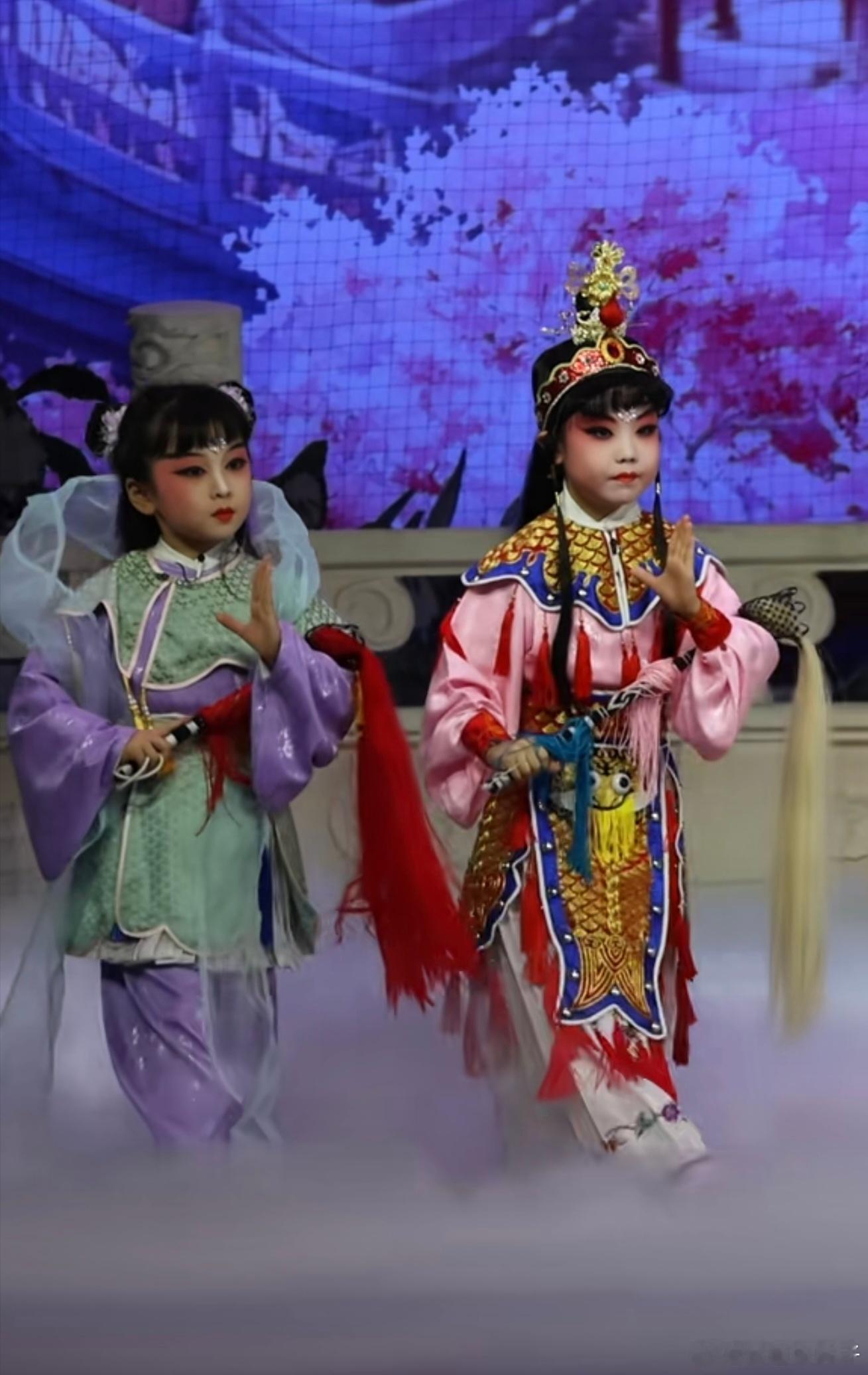 真不错啊这俩小孩