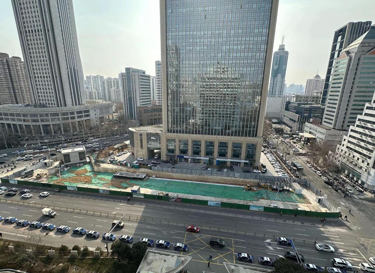 济南地铁6号线济南站出入口开始“露脸”，路面正在回填、站内正加紧装饰装修济南地铁