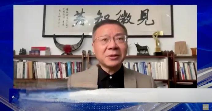 谈谈张维为教授的家庭书架的吉祥物。
张教授的书架上有一幅书法，“见微知著”四个字