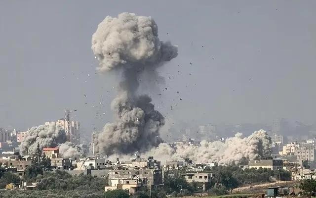突发！美英联军联合打击胡塞武装
也门胡塞武装自中东烽烟燃起，为配合支持巴勒斯坦哈