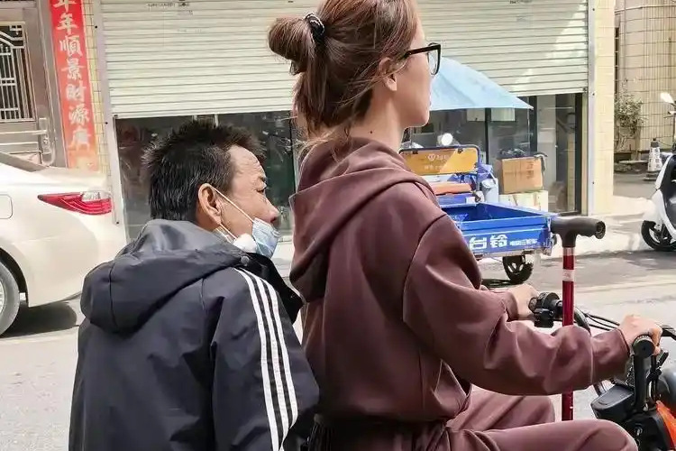 给带父上学的“李瑞恩们”更多长效帮助