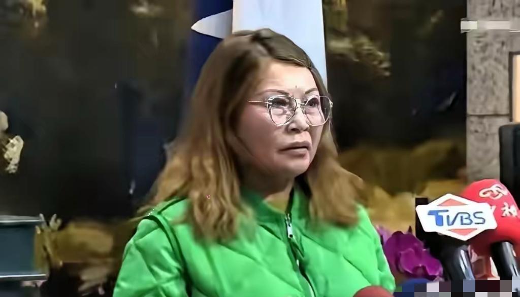 郑丽文这回真被问住了！街头被台湾女生怼得哑口无言：当年日本占台湾问过百姓吗？港澳