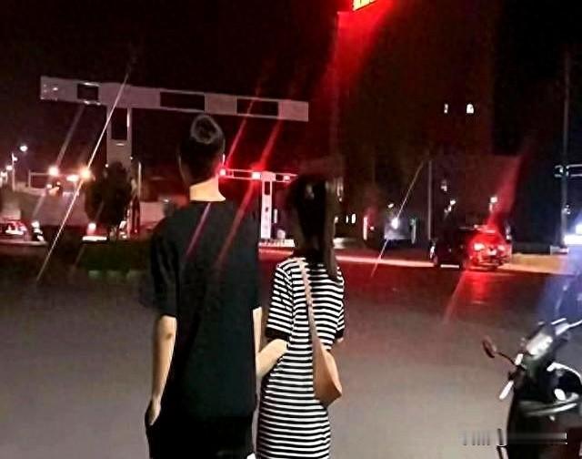 河南街头40岁妈妈穿小裙子，街拍被当情侣。[尬笑]

上周末在河南某商场，一位母