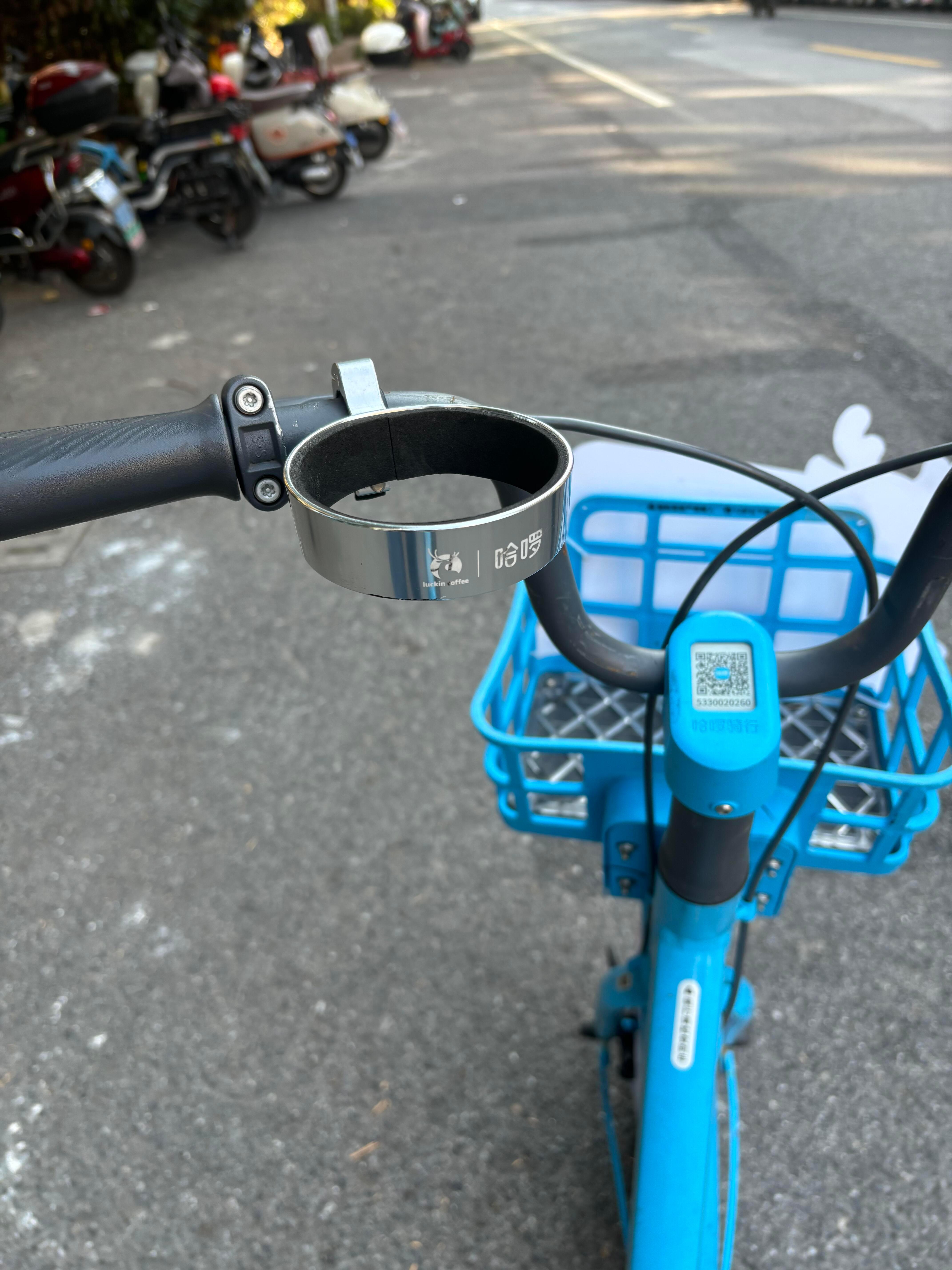 共享单车+瑞幸 两个品牌可以说是非常懂打工人了…努力在苦命的通勤路上找糖吃 