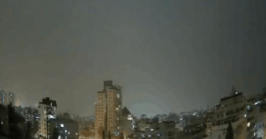 以色列真没防空导弹了？昨晚多枚伊朗导弹轰炸特拉维夫，竟一枚拦截弹都未看到！

在