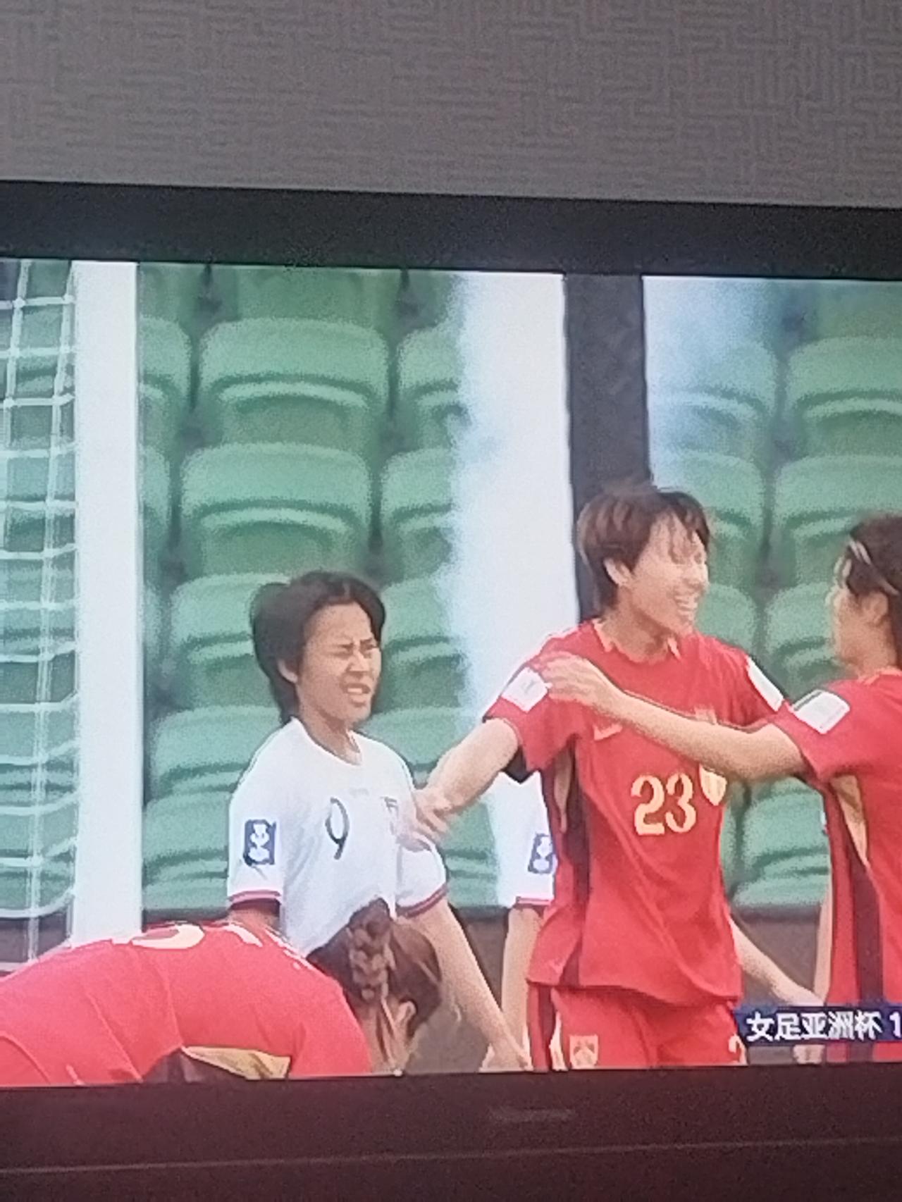 中国女足2:0战胜中国台北，打进了亚洲杯四强，从而顺利的打进了巴西世界杯，可喜可