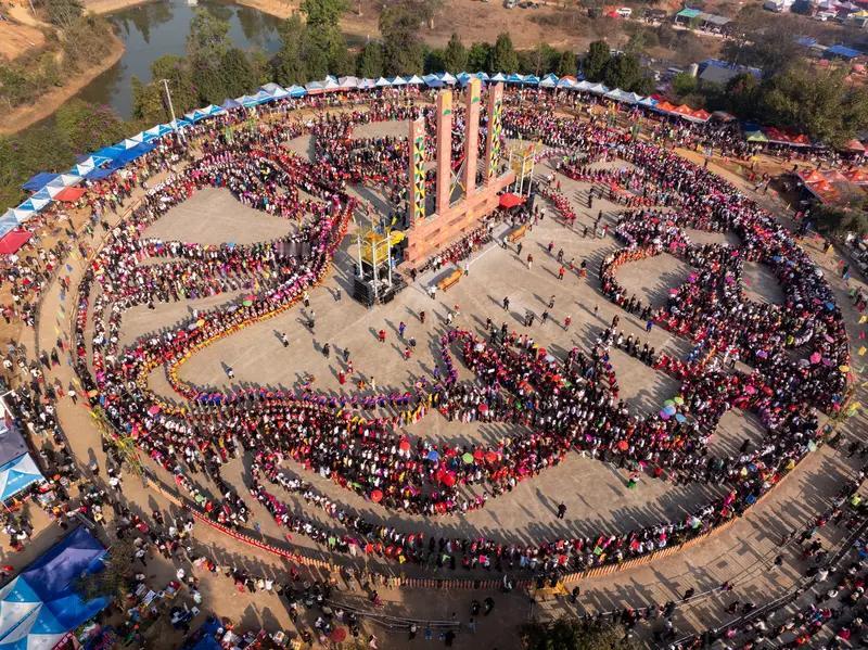 云南景颇族像这样的节日的氛围，是个宏大的、轻松的、欢乐的、也是不乏庄重和神圣的存