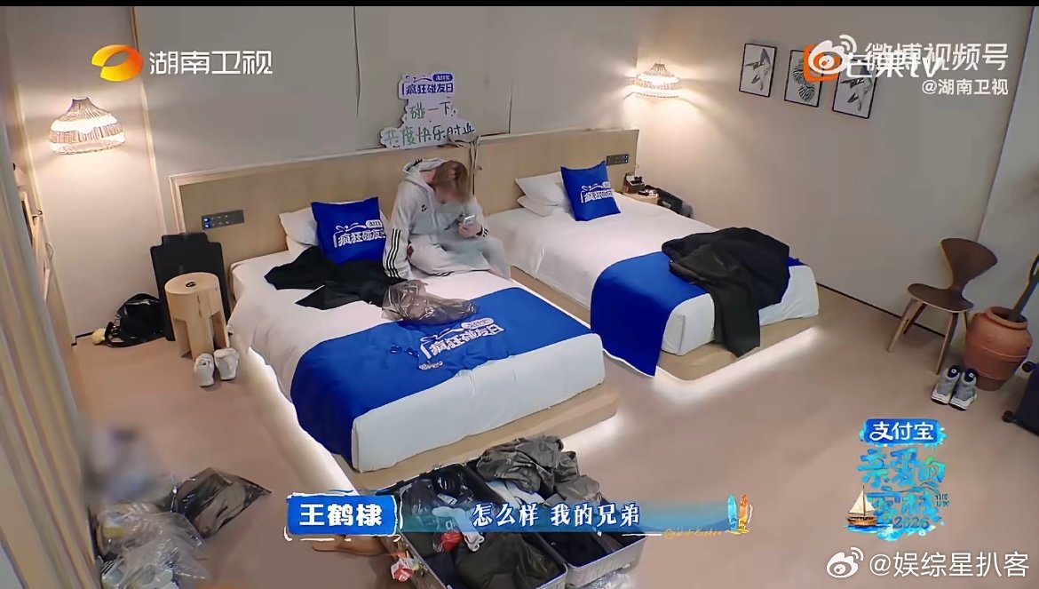 王鹤棣客栈一天站十几个小时 跟何炅打电话时才说出实情，一天站到腿肿，再累也默默扛