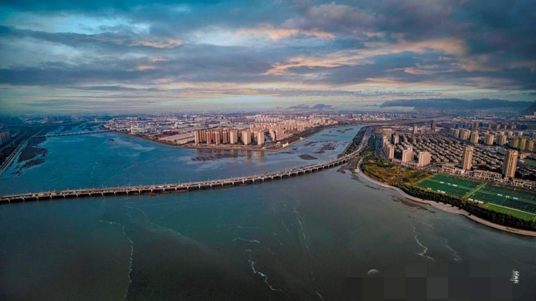 青岛高新区西片区南部岸线防潮坝及挡潮闸一期工程拟实施，项目由青岛高新城市更新有限