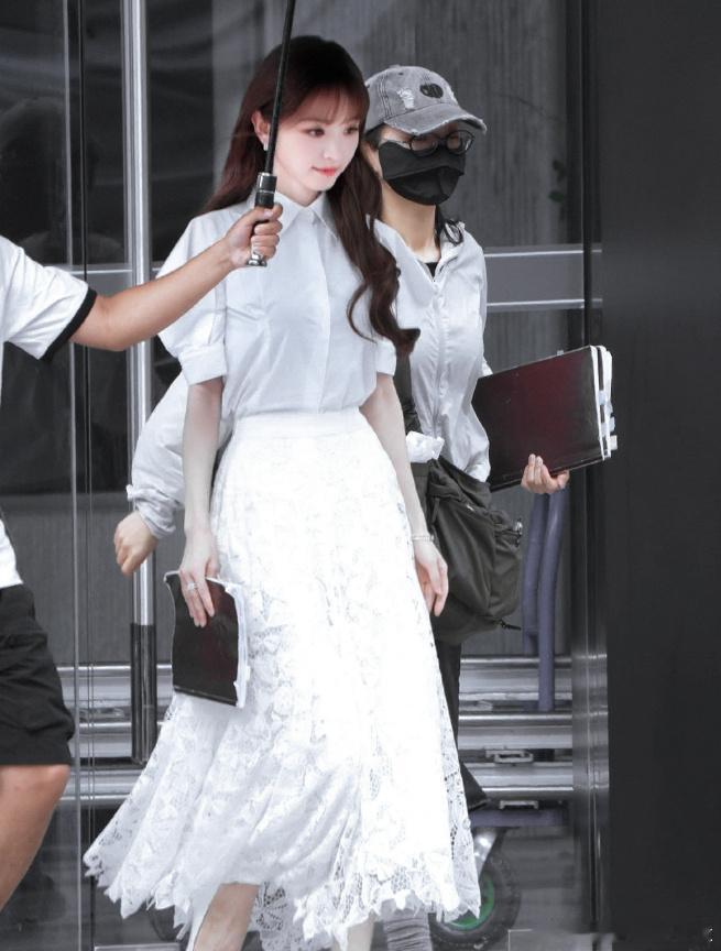 田曦薇铁刘海被掀开后像换了个人，御姐骨相藏不住 ​​​